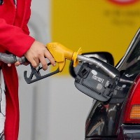 ACCC takes petrol pricing website and servos to court